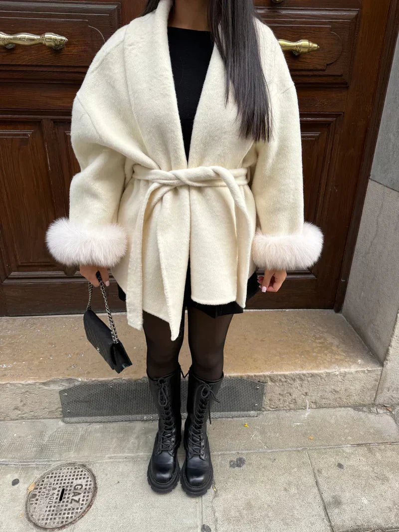 Lana Luxe Coat | Winterjas met Faux Fur Details aan de Mouwen